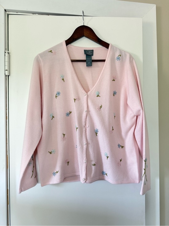 Designers Originals Sweaters - VINTAGE Designers Originals Light Pink Floral Embroidered V-Neck Cardigan